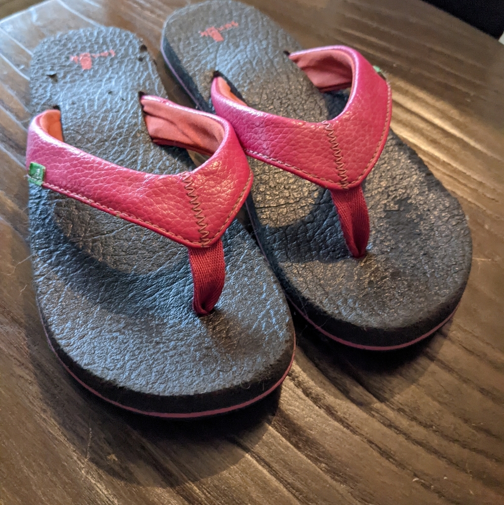 Sanuk flip flops sz 1-2